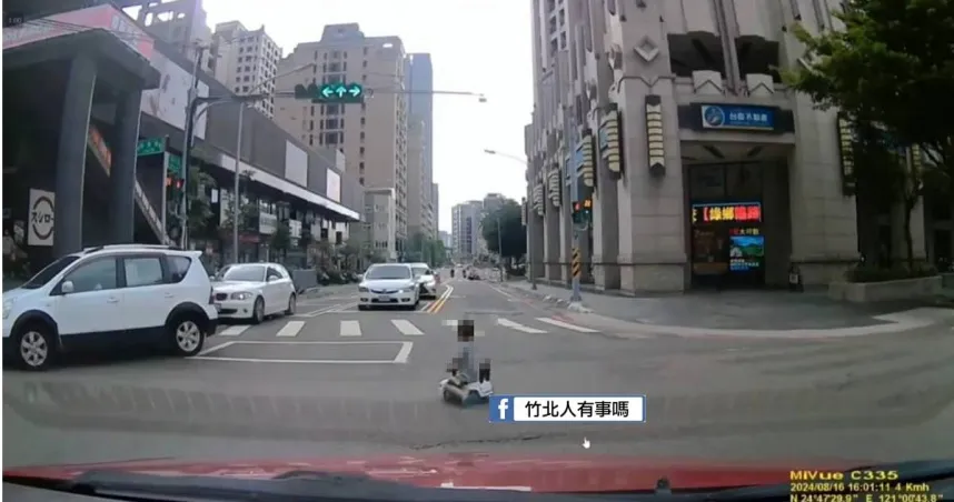 竹科驚見街頭小霸王！「玩具小車」闖紅燈甩尾畫面流出　網開砲：爸媽呢？