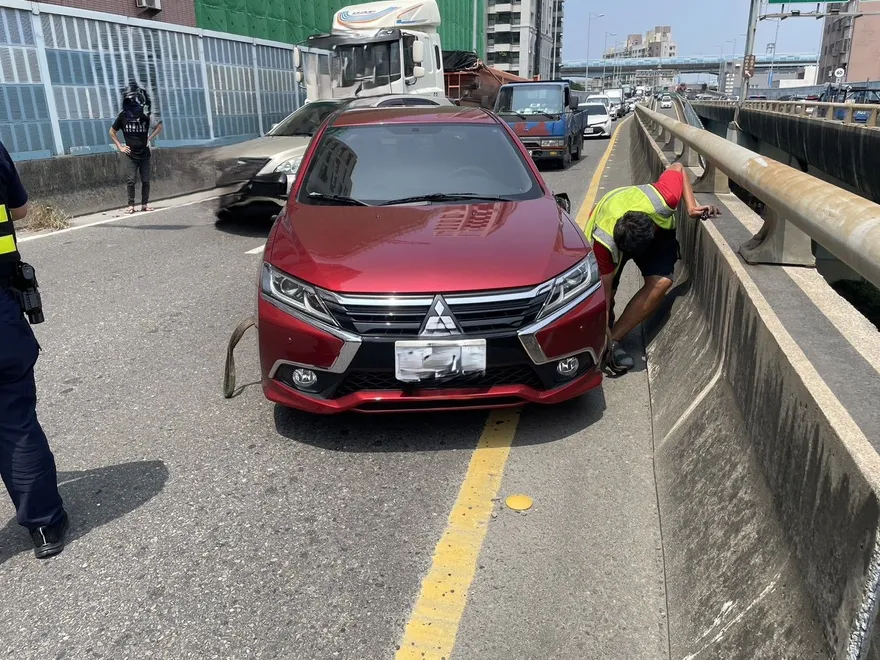 跟車太近！國10左營段尾端「轎車碰砂石車」32歲女駕駛送醫
