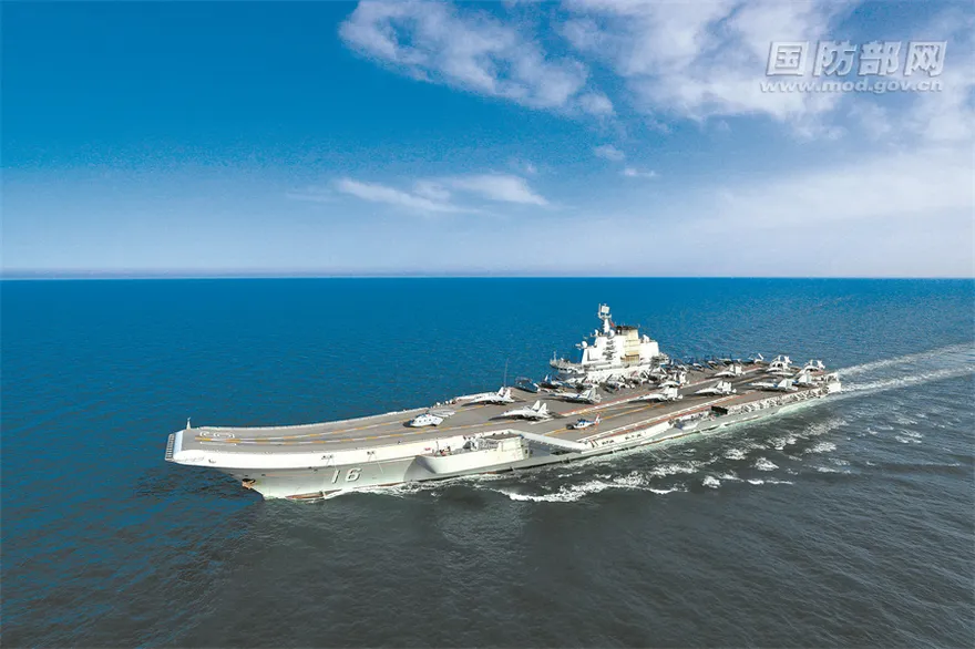 影/《央視》披露新型艦載機在遼寧艦首飛　陸軍事專家：很可能為殲-35