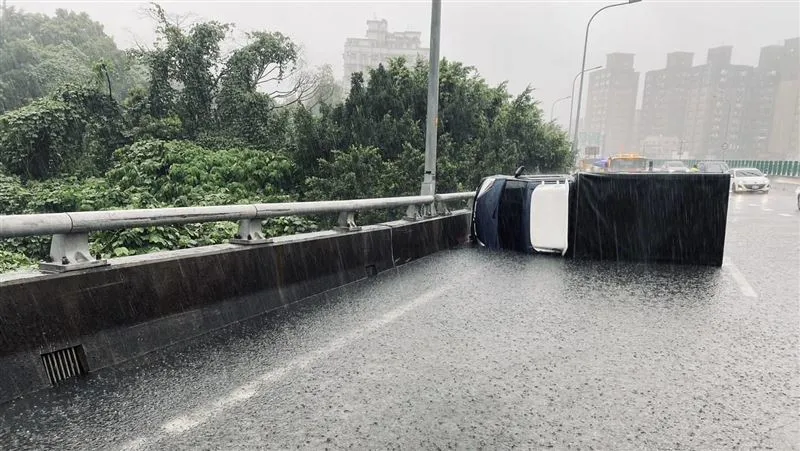 快訊/暴雨淹國道！小貨車打滑翻覆國3接土城台65出口　外車道受阻