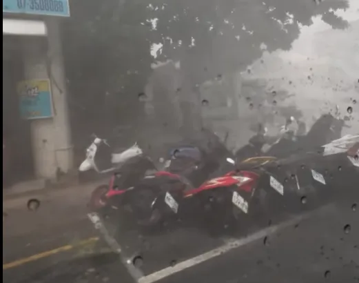 影/路邊摩托車全倒！山陀兒狂風暴雨肆虐高雄　超驚悚畫面曝光