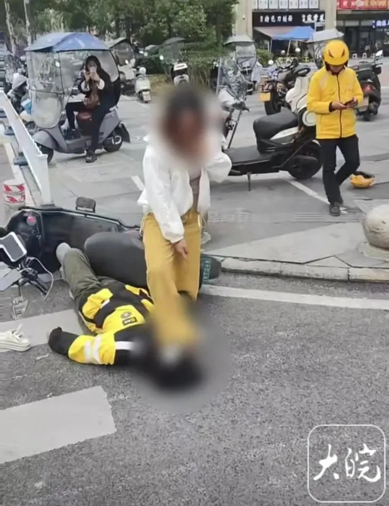 影/騎車爆口角！陸外送員遭酒醉女「痛毆踹臉」：第一天上班就被打進急診室