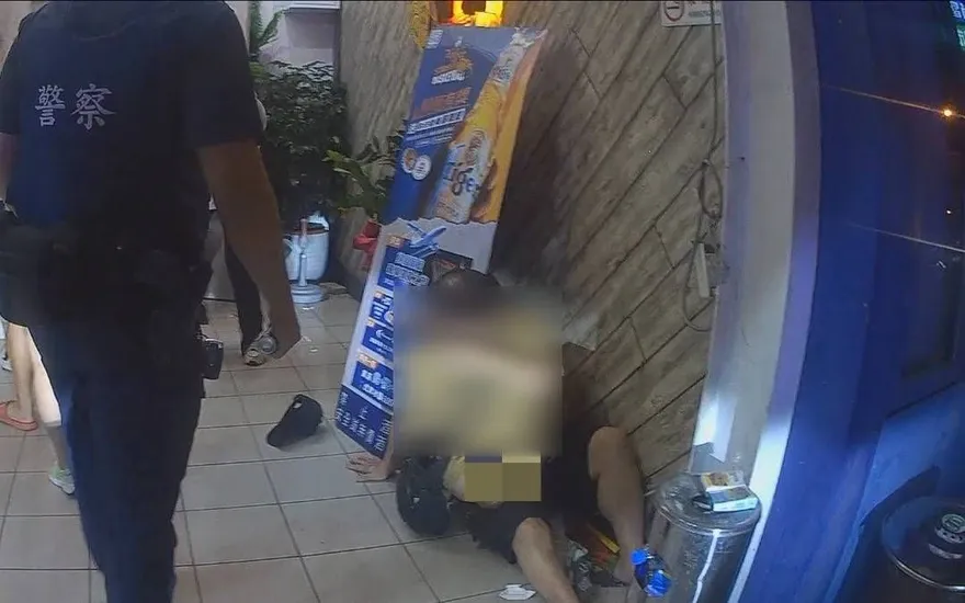 雙十節台中凌晨槍響！唱歌搶麥吵架竟「朝對方臉開槍」　狂男遭噴辣椒水制伏