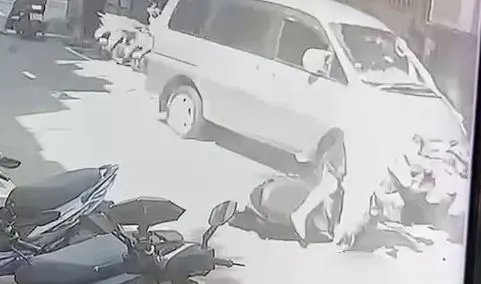 快訊/驚悚瞬間曝！新莊男開車疑「身體不適」撞13車　7旬翁噴飛命危