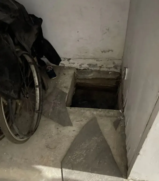 老公寓藏陷阱！1歲兒慘墜近2米積水地下室　母嚇壞跳下救子
