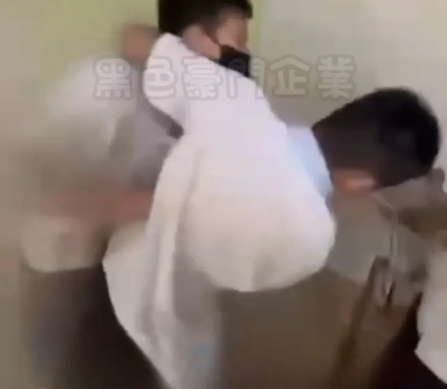嘉義市某私中驚見校園暴力！國中生被抓進廁所「拳毆、大外割、短棒打屁股」