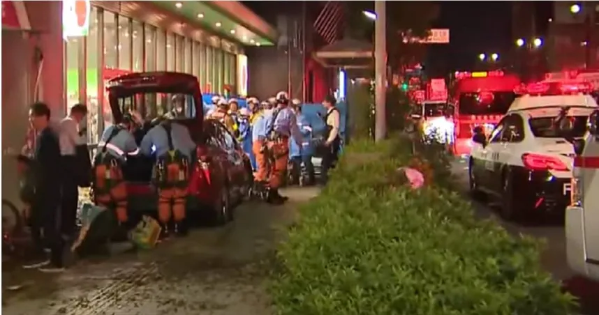 油門當煞車踩！84歲阿嬤駕駛撞飛22歲女　再失控衝人行道撞倒3人釀1死