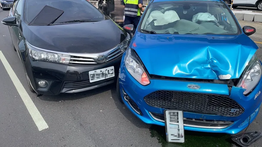 「骨牌式」4車連環撞！高雄左營4傷者送醫急救　2車車頭全毀