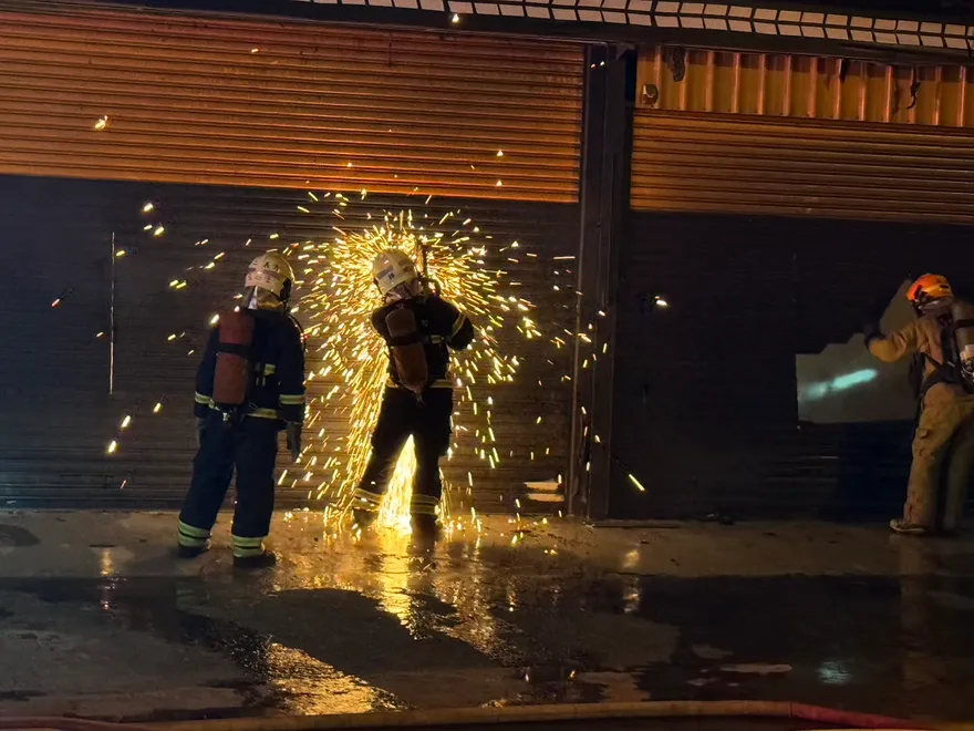 影/屏東連棟鐵皮建築火警！燃燒面積300平方公尺　消防急救援