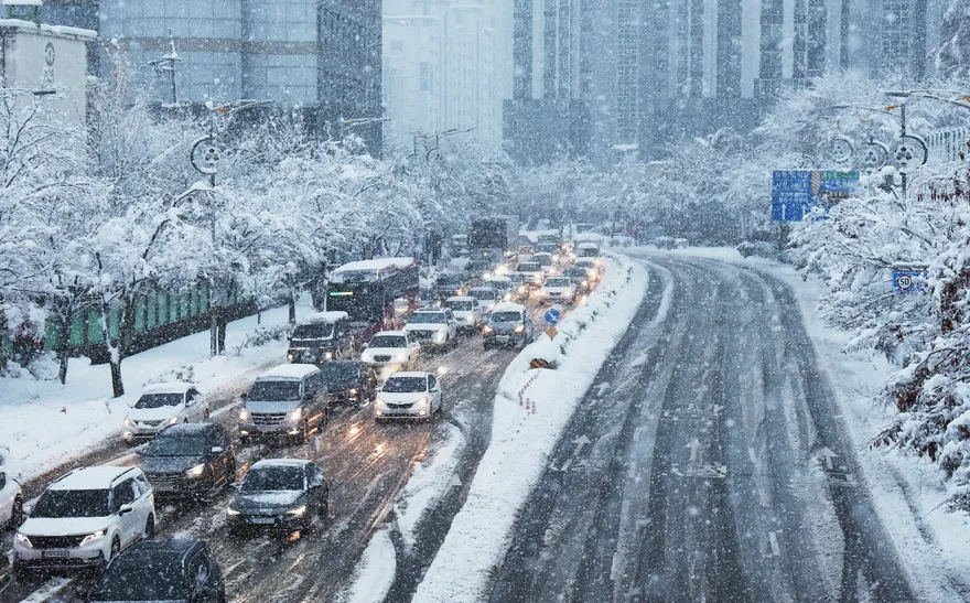 影/釀4死！首爾遇「117年最強暴雪」　江原道53車連環撞