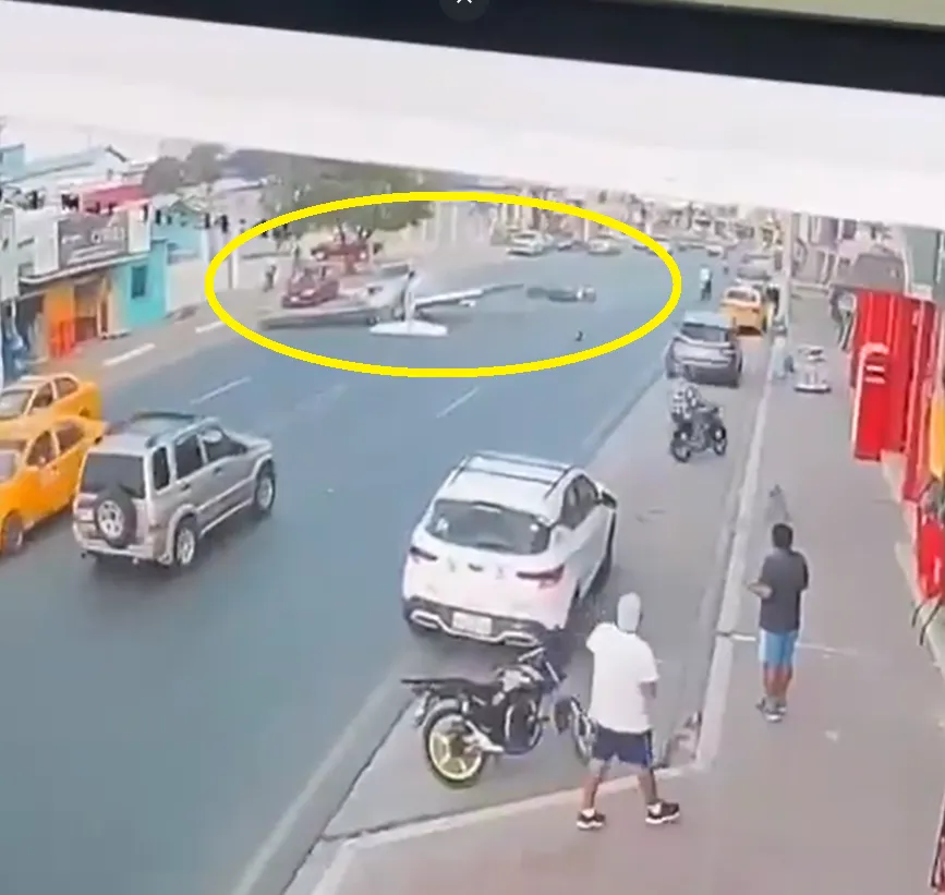 影/厄瓜多飛機墜毀道路！汽機車慘遭砸中　傳奇女機長殞命
