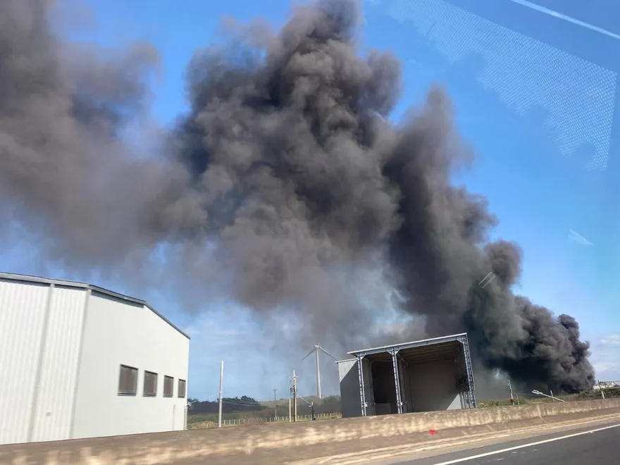 影/大園塑膠工廠火警！黑煙竄天際直逼災難片　消防急灌救