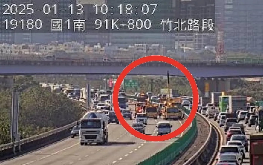 上班時間5車追撞！國1新竹段5車追撞佔內側2道　紫爆