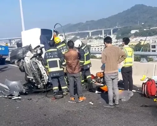 恐怖！女駕駛國4失控自撞分隔島　轎車側翻零件四散