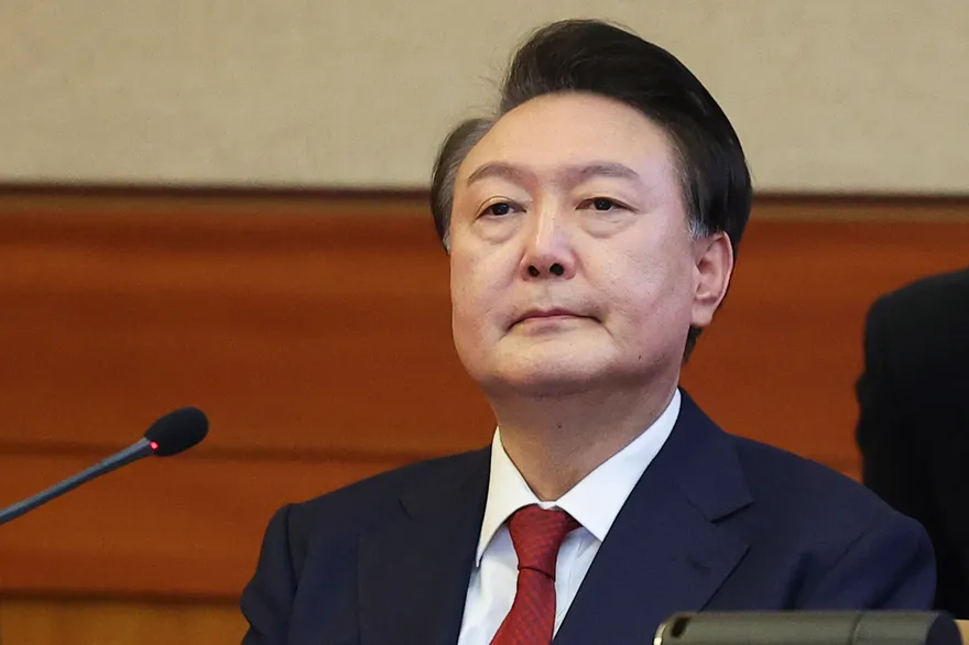 尹錫悅「西裝、紅領帶」出席彈劾案庭審　4千尹粉場外聲援