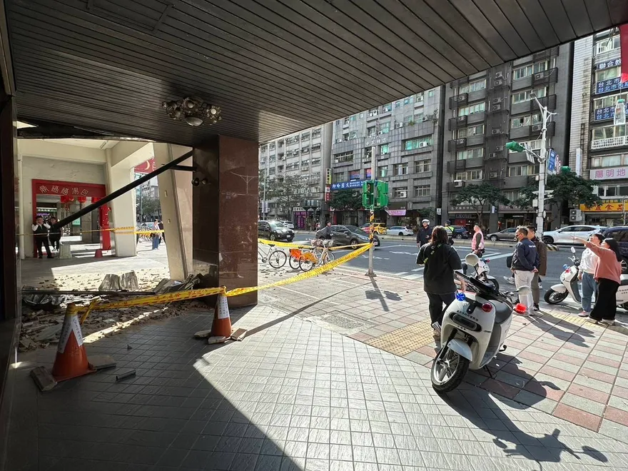 北市原民大樓柱子崩落下磁磚雨　技師：地震天氣影響