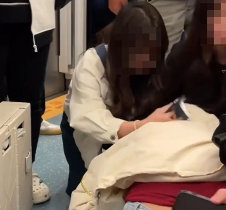 見義勇為畫面曝！苗栗家暴男強拉妻回家　乘客包圍保護她