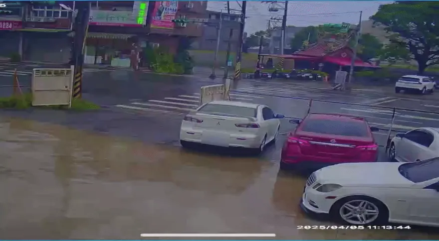 影/中壢車禍瞬間！BMW疑煞車失靈猛撞4車　機車支離破碎