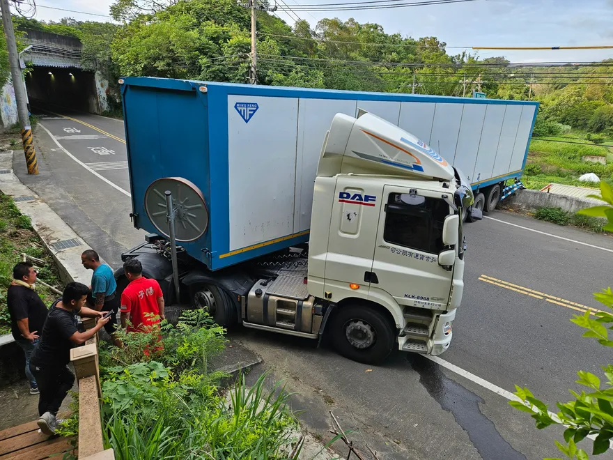 影/超糗！竹縣寶山大貨車迴轉打橫堵死路　雙向交通中斷