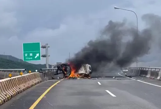影/國道5號自撞慘劇！女子燒死車內淪焦屍、北向全線封閉中