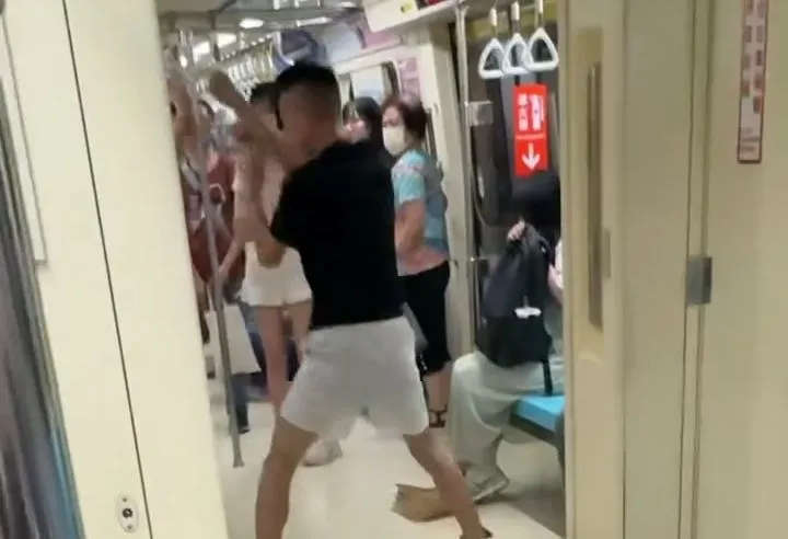 影/北捷爆車廂內激烈肢體衝突！乘客逃命畫面曝