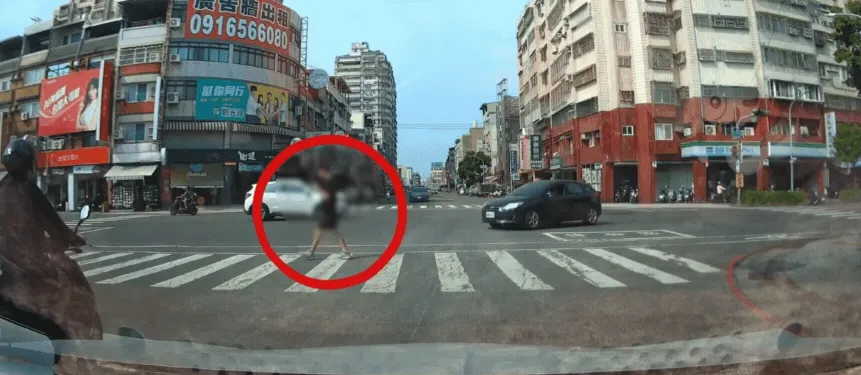 影/「刺耳煞車聲」嚇壞低頭族！　高雄男滑手機過斑馬線險遭撞飛