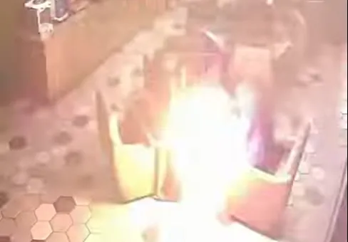 影/台中驚傳「網咖爆炸案」！大火球桌上閃現瞬間曝