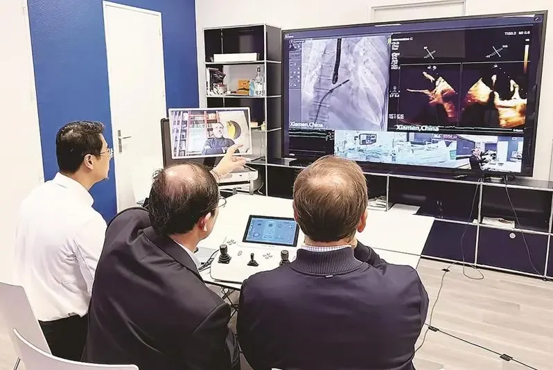 全球首例！中法專家遠端操控機器人　「跨1萬公里」動心臟手術