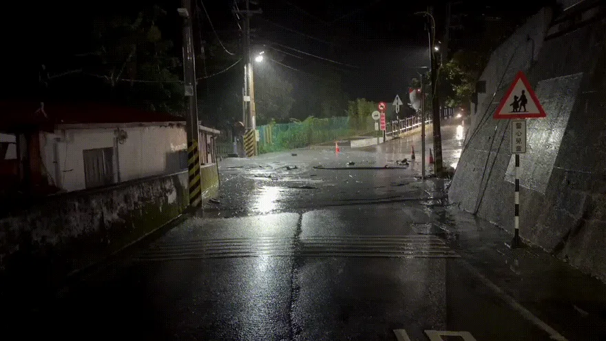 影/馬太鞍溪水位暴增！花蓮明利村緊急撤離　溢流畫面曝光