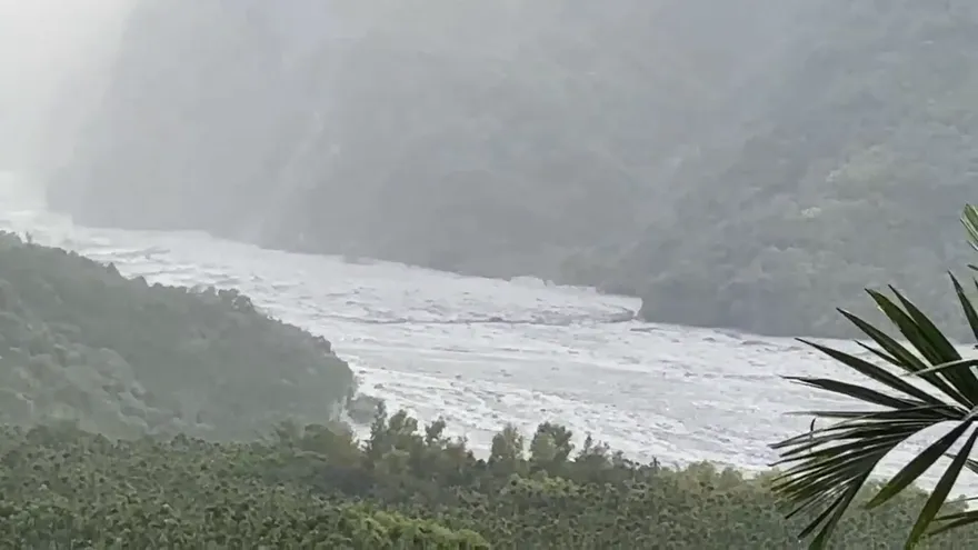 影/請全速撤離！馬太鞍溪新堰塞湖「提前溢流」了
