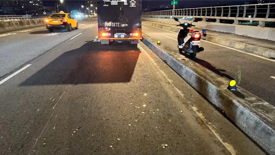 新北驚見「運鈔車發錢現場」！門沒關好巨量錢幣狂噴