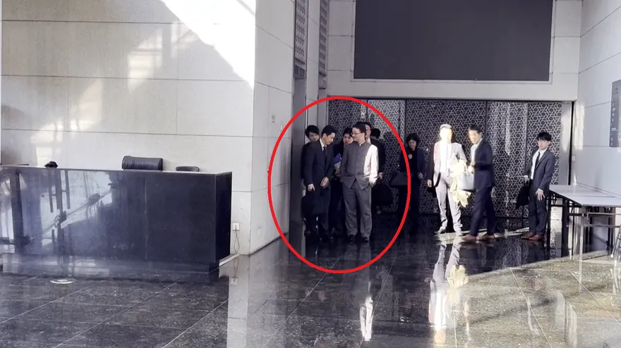 影/中日外交官員結束磋商　陸官員「雙手插口袋」送客畫面曝