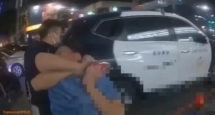 影/高雄平安夜醉漢路倒　警強力「撿」回派出所