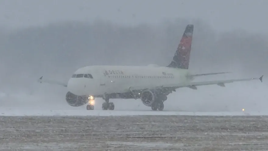 冬季風暴襲美國！逾2.4萬航班取消延誤　紐約州進入緊急狀態