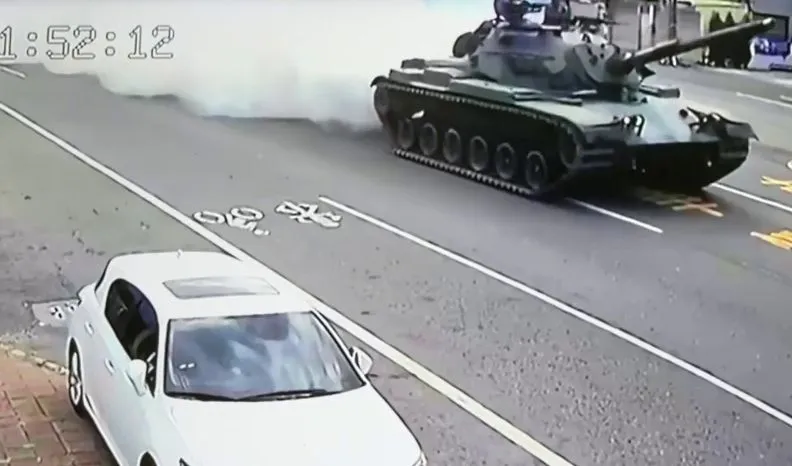 影/高雄第八軍團戰車「執行任務」引擎故障　整條馬路都是煙