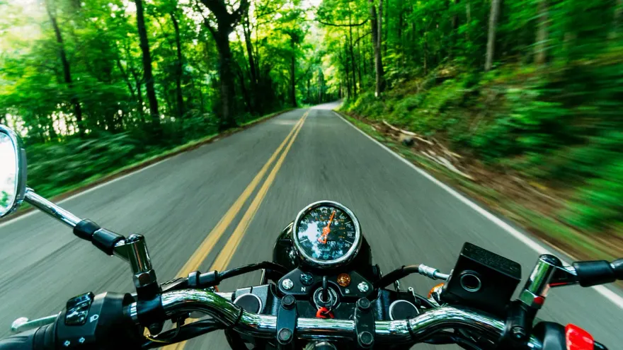 戴安全帽也沒用！機車高速撞擊「大腦如豆腐」　 後座乘客更危險