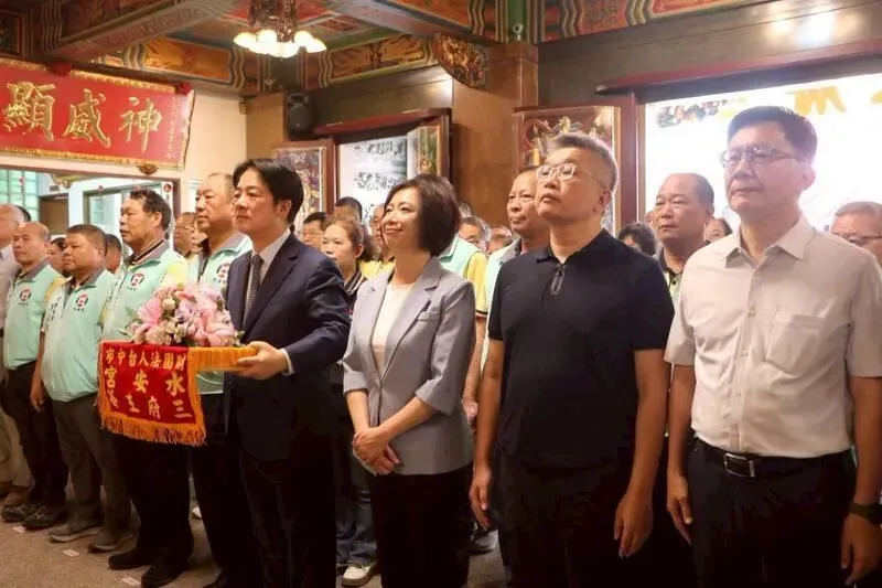 賴清德台中參香　何欣純拋育兒新政：產後月子補助5萬元