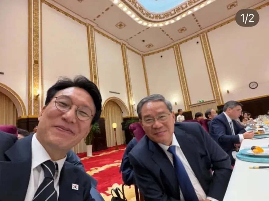 咱倆也「來一張」！南韓總理金民錫訪大連　秀與陸總理李強自拍