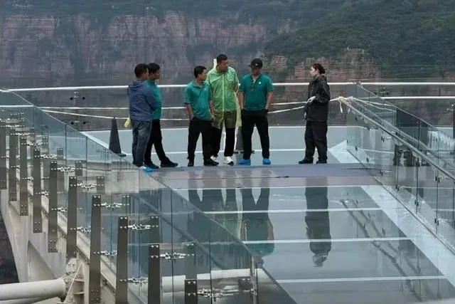 紙糊的？男童傘尖戳裂玻璃觀景台　河南景區急疏散：僅上層裂紋