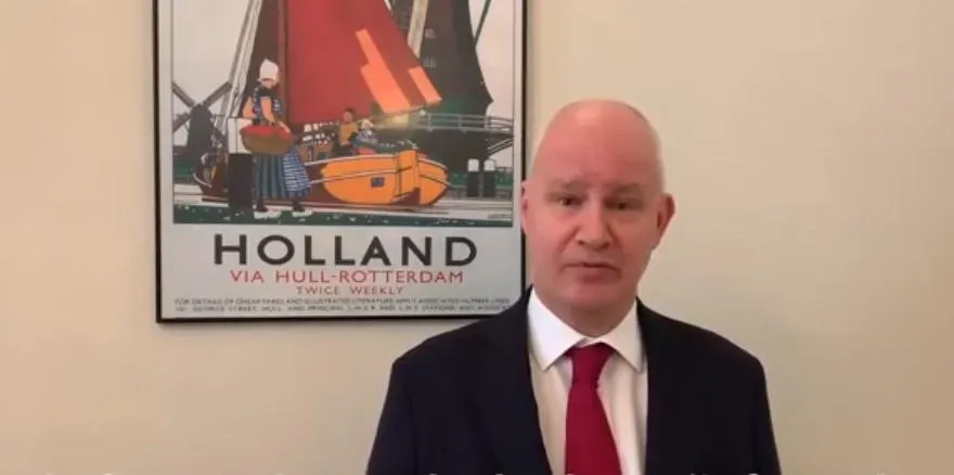 彼得·衛奕信傳將出任英國駐中大使。（圖/翻攝英國駐海牙大使館臉書）