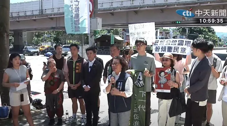 民團反對拆除公館圓環。（圖／中天新聞）