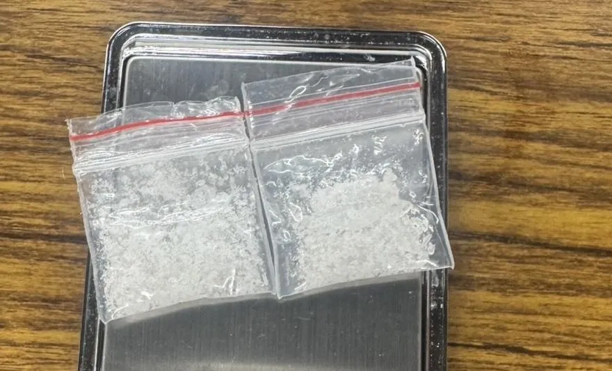 警方在嫌犯身上搜獲毒品。(圖/翻攝畫面)