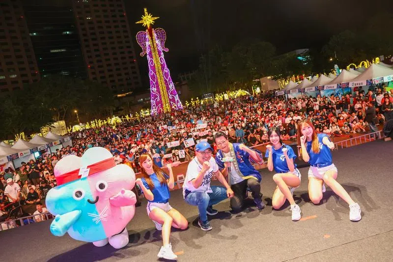 12強賽中日大戰！新北市民廣場直播嗨翻天　侯友宜現身為中華隊加油