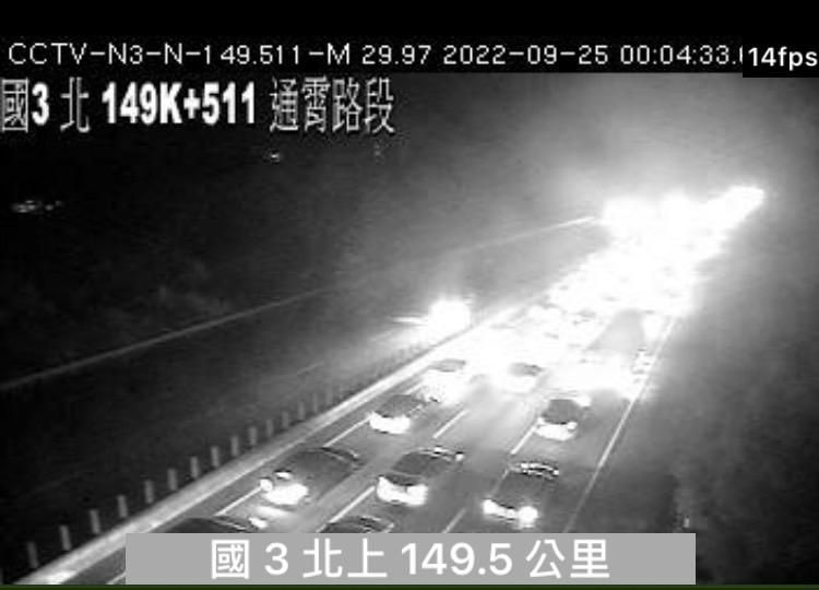 國道3號「砂石車翻覆」！1人受傷「地上都是散落物」　全線封閉回堵3km