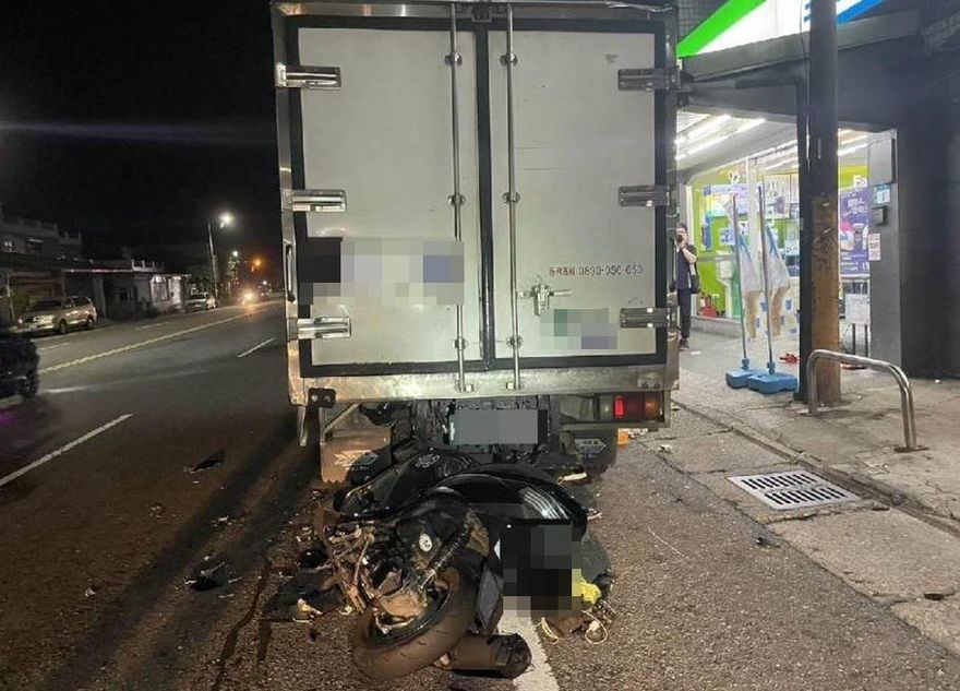 高速直插車尾「機車秒成廢鐵」！萬里台2線恐怖自撞事故…他慘成夾心斷腿急送醫