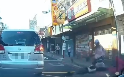 三寶上路了！大媽「螃蟹騎車法」連A兩車　遭對向女騎士擊落慘跌跤