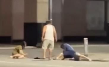高雄3男1女街頭亂鬥　竟是自家人打自家人！