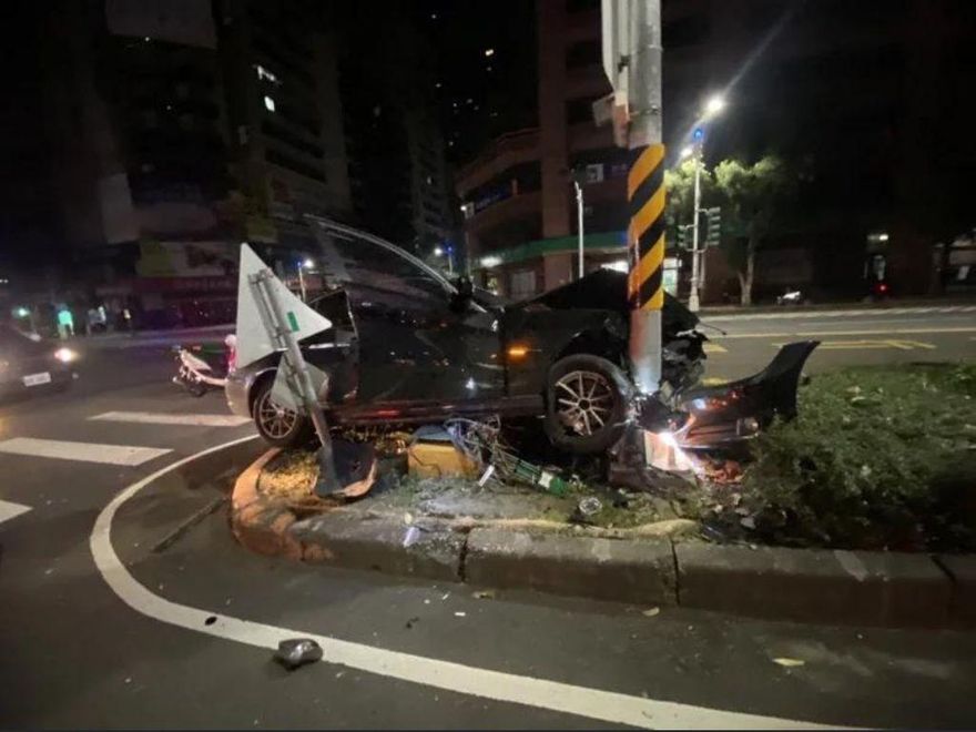 19歲男開BMW急轉彎…下秒「衝撞分隔島」！慘「插進路桿」車頭全毀