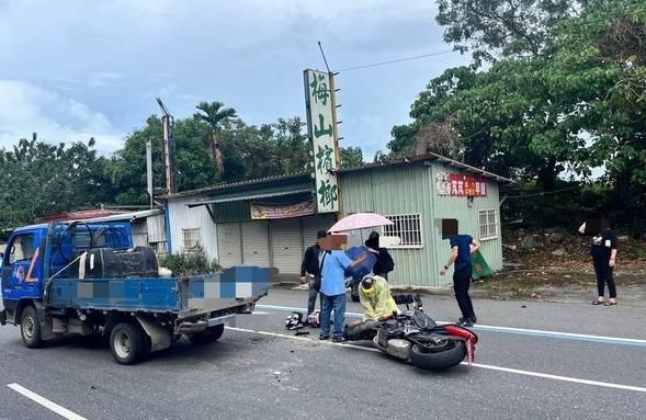 花蓮重機雙載撞貨車　41歲騎士送醫不治！後座女友臉部骨折破相