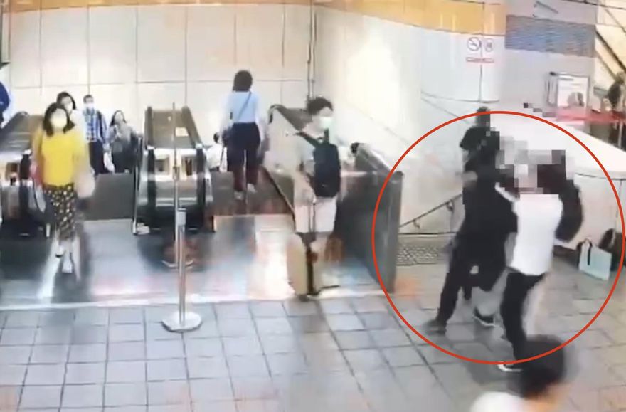 醉男搭捷運亂嗆女子「看三小」　遭熱心民眾大外割壓制